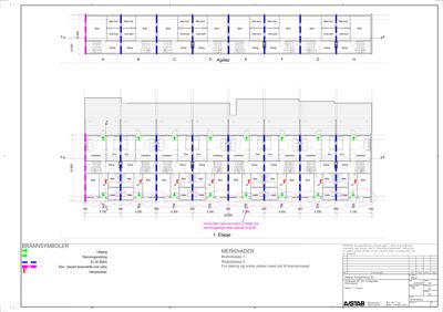 Etasjeplan for 1. etasje av en bygning med romfordeling, gangveier, vinduer og brannsikkerhetsutstyr.