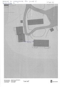 Situasjonsplan som viser tomtens beliggenhet i forhold til naboer, veier (Kvinnemøen) og nabobebyggelse. Planen inneholder også målinger av avstander (f.eks. 12,5 m) og koordinatsystem-info.