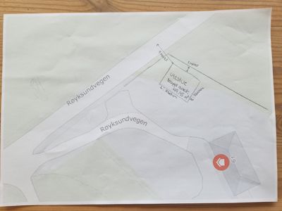 Situasjonsplan som viser tomt, veier (Royksundvegen) og en bygning med mål og areal.