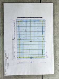 Etasjeplan eller grunnplan som viser romfordeling, vegger og dimensjoner.