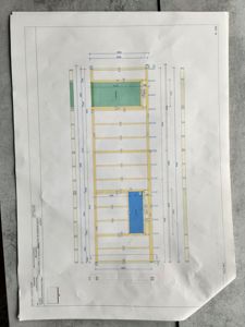 Etasjeplan eller grunnplan som viser romfordeling, veggposisjon og mål.