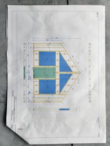 Konstruksjonstegning som viser takkonstruksjon og bjelkelag med mål.