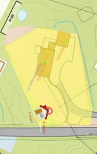 Situasjonsplan som viser tomt, bygningers plassering, veggrenser og målestokk.