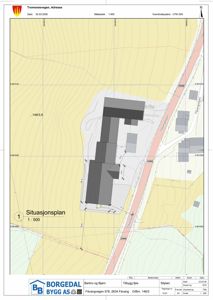 Situasjonsplan som viser bygningens plassering i forhold til Fåvangvegen, høydemålerlinjer og nabolag.