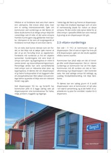 Fotografi av en rød bygning med et blått vindu og en gateplate som heter 'Gangsti'.