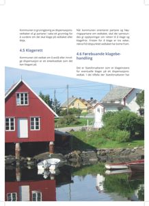 Fotografi av en rød hytte på stolper ved vannet, med naboer i bakgrunnen.