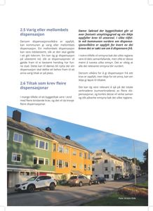 Fotografi av en rekkehusbebyggelse med bilparkering foran. Bildet er brukt som illustrasjon i en tekst om dispensasjon.