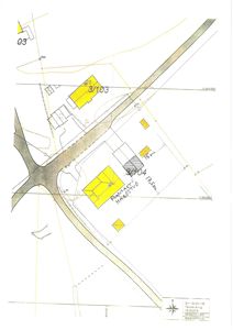 Situasjonsplan som viser tomtens grenser, plassering av bygninger (merket 3/103 og 3/104), veier, og orientering.