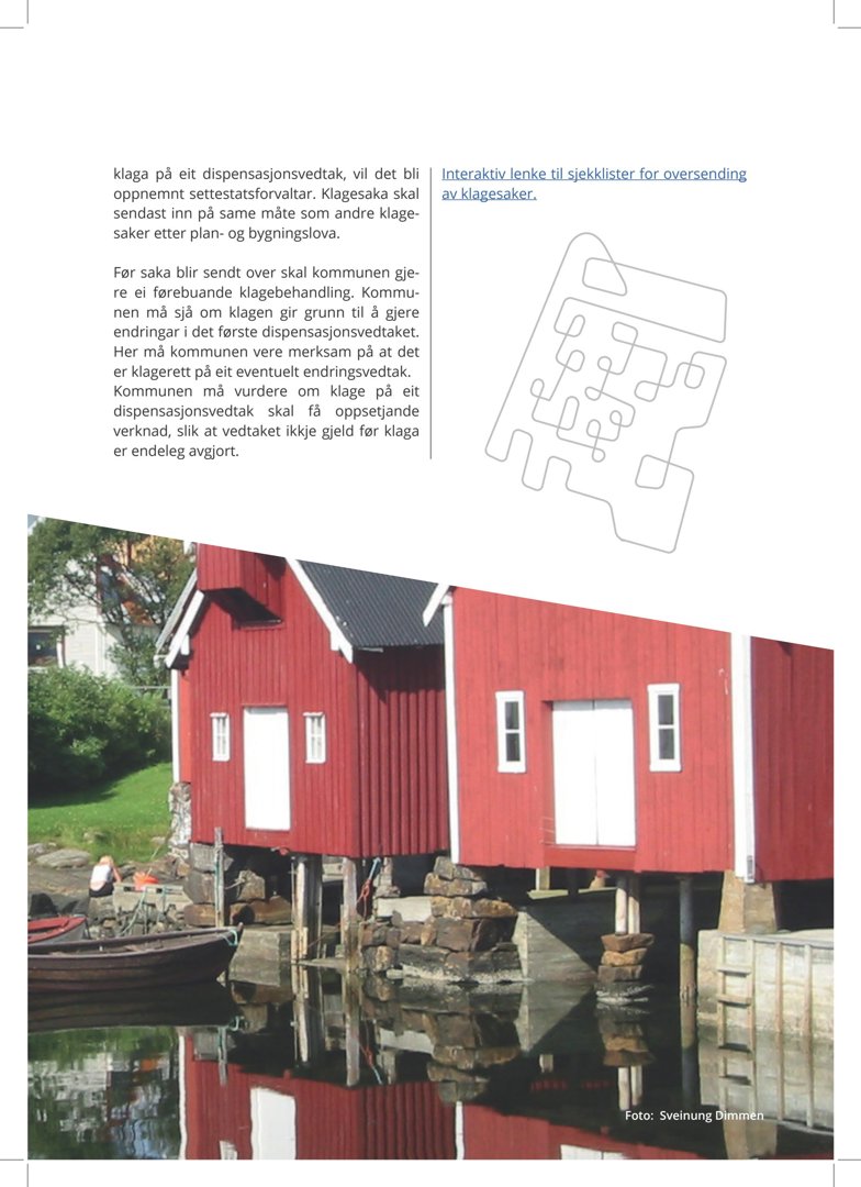 Fotografi av en rød, på stolper stående bygning ved vannet.