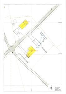 Situasjonsplan som viser tomtens grenser, plassering av bygninger, veier og høydemål.