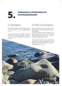 Fotografi av en kystlinje med store steiner i forgrunnen og vann i bakgrunnen.