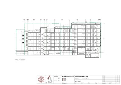 Snittegning (Snitt A) av et fleretasjes bygg som viser romfordeling, konstruksjon og høyder.