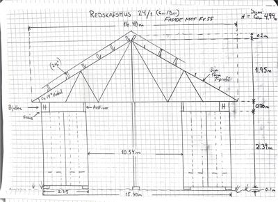 En håndtegnet oppriss (fasadetegning) av et redskapshus som viser takform, dimensjoner og konstruksjonsdetaljer.