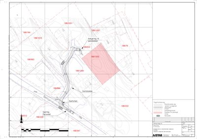 Situasjonsplan som viser eiendomsnummer, vegforhold, eksisterende og planlagt bebyggelse samt topografi.