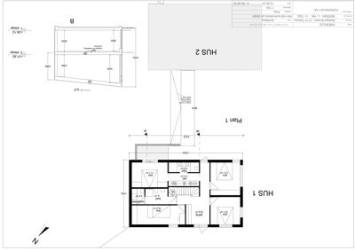 Etasjeplan (Plan 1) som viser romfordeling, mål og plassering for to hus (HUS 1 og HUS 2) samt en tilhørende garasje (B).