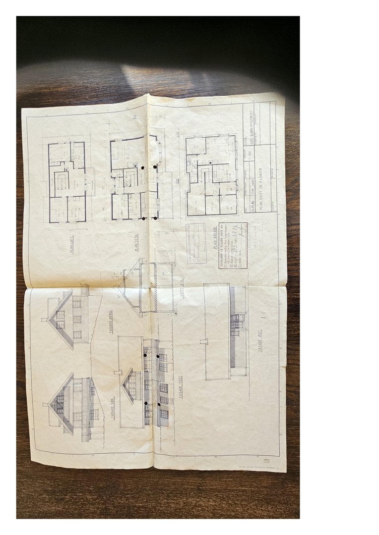 Etasjeplaner (plan d'étage) og fasadeopprikk (élévation) for en bygning, vist på en utklippet tegning.