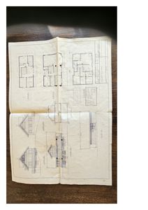 Etasjeplaner (plan d'étage) og fasadeopprikk (élévation) for en bygning, vist på en utklippet tegning.
