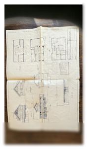 Etasjeplaner (plan d'étage) og fasadeopprikk (élévation) for en bygning, vist på en utklippet tegning.