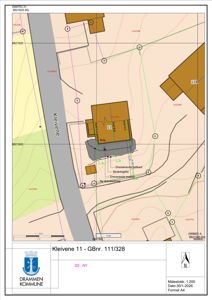 Situasjonsplan som viser tomtens grenser, eksisterende bygg, veier og topografi.