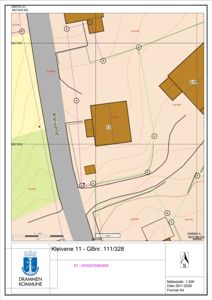 Situasjonsplan som viser tomt, naboeiendom, veg (Kleivene) og bygningers plassering med høydeforhold.