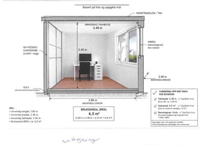 Snittegning som viser tverrsnittet av et rom med angitte mål og konstruksjonsdetaljer.