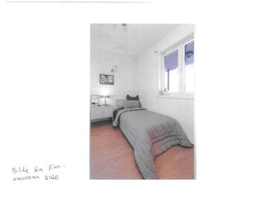 Fotografi av et soverom med senger, nattbord og vindu. Bildet er merket med håndskrift som 'Bilde fra Finn - annonsen 2020'.