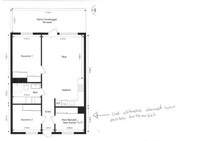Etasjeplan som viser romfordeling, mål og funksjon for et hus (soverom, stue, kjøkken, bad).