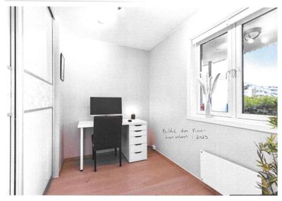 Fotografi av et innredet rom (stue/kontor) med skrivebord, stol og vindu.