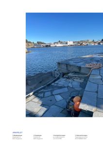 Fotografi av en kai eller brygge med tau og båter i bakgrunnen.