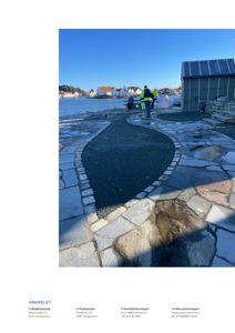 Fotografi av en utendørs anleggs- eller renoveringsplass ved vannet, med arbeidere og en delvis ferdig bygning i bakgrunnen.