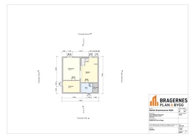Etasjeplan som viser romfordeling, mål og fasaderetning for et hus.