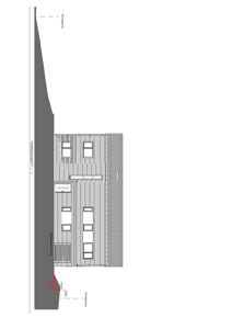 Tegning som viser et tverrsnitt (snitt) gjennom en bygning, med oppgitt høyder og terrengforhold.