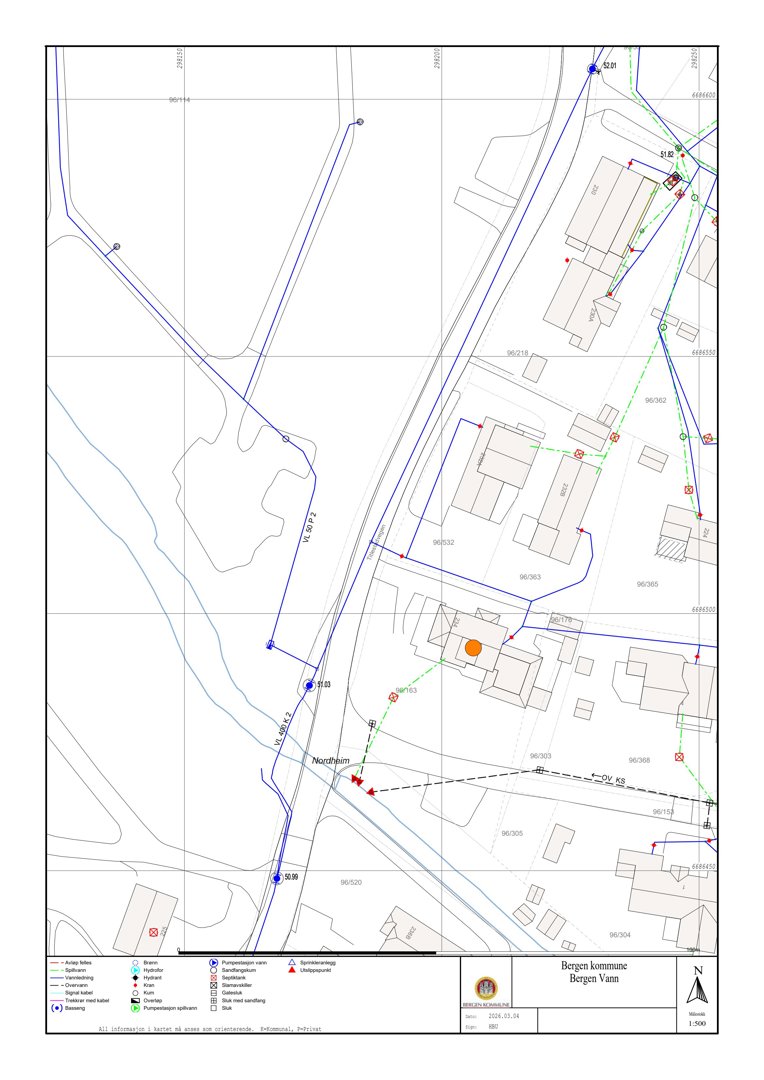 Situasjonsplan som viser tomt, bygninger, veier og vannveier med tilhørende symboler og legender.