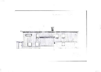 En tegning som viser fasaden (framsiden) av en bygning, inkludert vinduer, dører og taklinje.