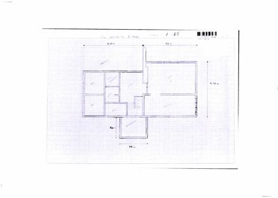 En håndtegnet etasjeplan (plantegning) som viser romfordeling, vegger og dimensjoner for en bygning.