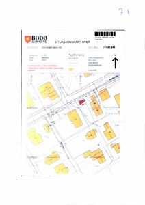 Situasjonskart over tomta på Reinslettveien 44 i Bodø, som viser bygningers plassering, veinett og infrastruktur.