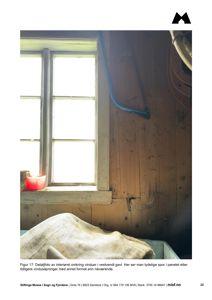 Et fotografi av interiøret i en bygning, som viser vindusrammer, vegger og et panel med spor etter tidligere vindusåpninger.