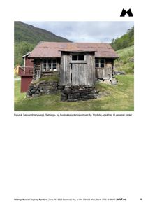 Fotografi av en gammel, rusten bygning (trollhytte) med tekstbeskrivelse under.