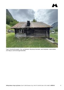 Fotografi av en gammel trehytte sett fra nordvest, med tekstbeskrivelse under.