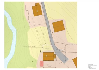 Situasjonsplan som viser tomtens beliggenhet i terrenget (konturlinjer), nabolag, veier (Dalsvegen, Hjellegane) og eksisterende bygninger.