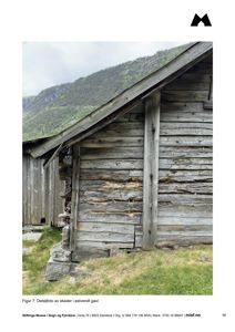 Fotografi av en gammel tømmerbygning som viser skader i østvendt gavl.