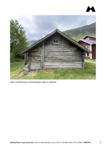 Fotografi av en gammel tømmerbygning sett fra øst, med tekstbeskrivelse om husbukkangrep.