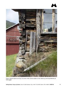 Fotografi av en skadet hjørne i et gammelt tømmerhus, med tekstbeskrivelse under.