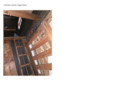 Fotografi av et gammelt, trekonstruert rom (kammer) med en stige som leder opp til et hems.