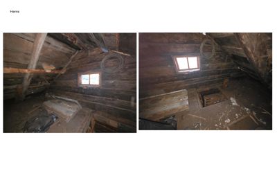 Fotografier av et loft eller etasjens takrom i en gammel tømmerbygning. Bildene viser tømmerkonstruksjon, et vindu og en døråpning.