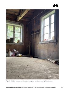 Fotografi av et gammelt stuehus med ujevn gulvkonstruksjon og trepanelvegger.