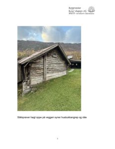 Fotografi av en gammel tømmerbygning med tekst under som forklarer funn ved stikkprøvetaking (husbukkangrep og råte).