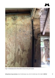 Fotografi av en vegg med gamle tapeter og skader.