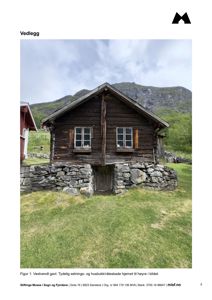 Fotografi av en gammel tømmerhytte med steinunderbygg, sett fra vestvendt gavl.