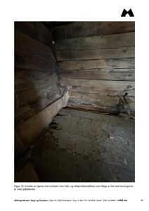 Fotografi av en innvendig hjørne i et gammelt trehus som viser fukt- og råteproblematikk.